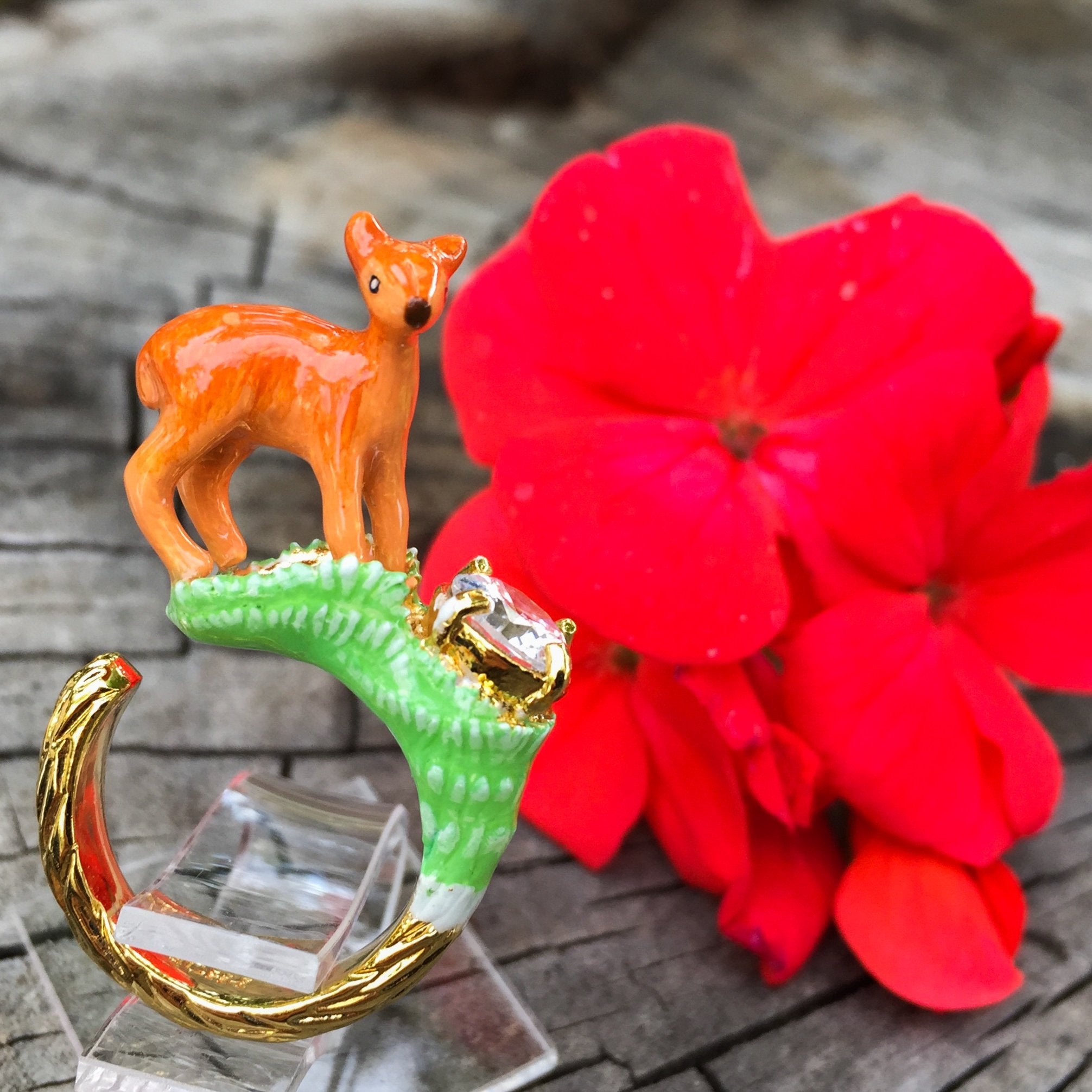 Anillo Ciervo en Pasto con Zircón de Cristal