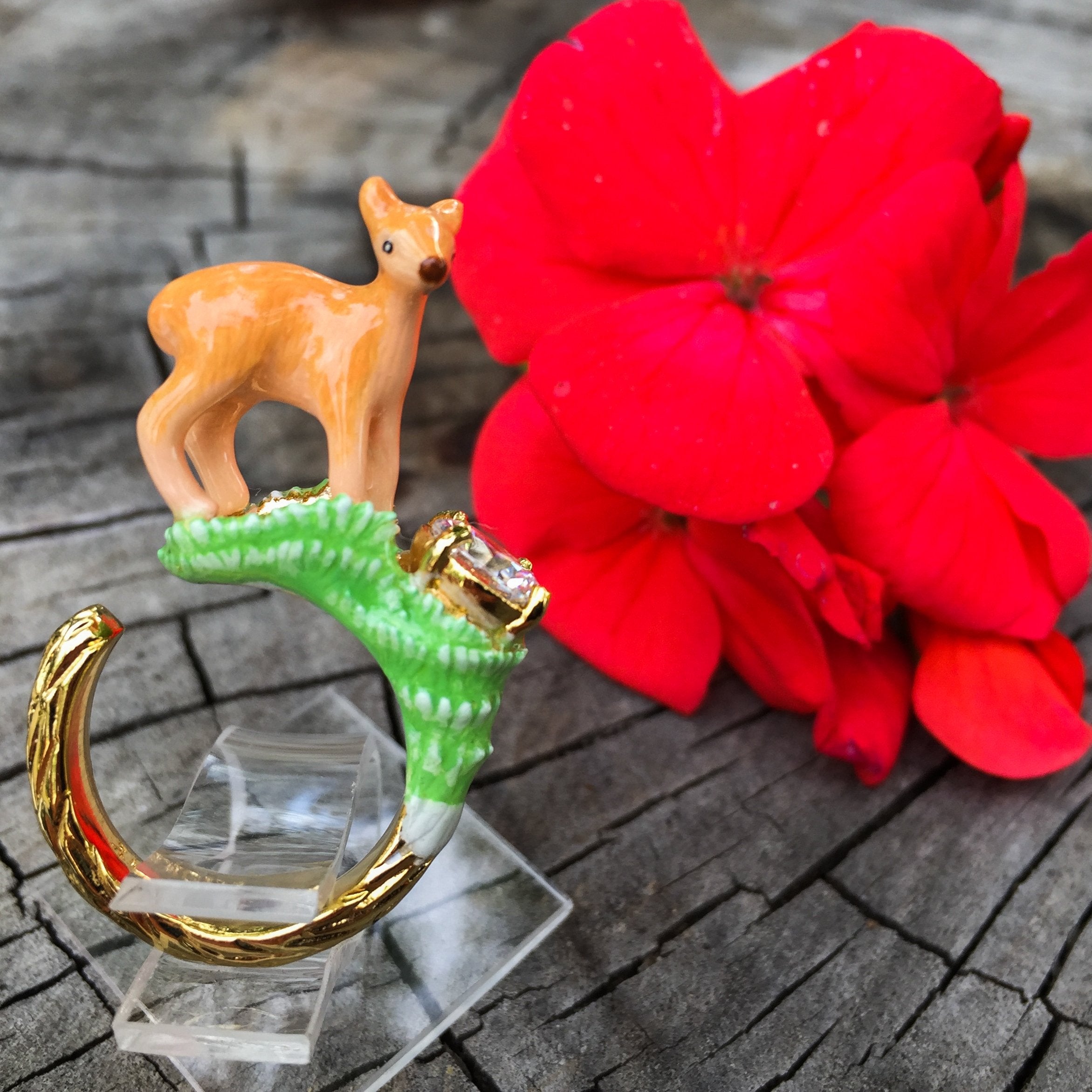 Anillo Ciervo en Pasto con Zircón de Cristal