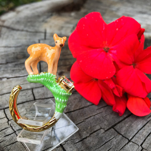 Anillo Ciervo en Pasto con Zircón de Cristal